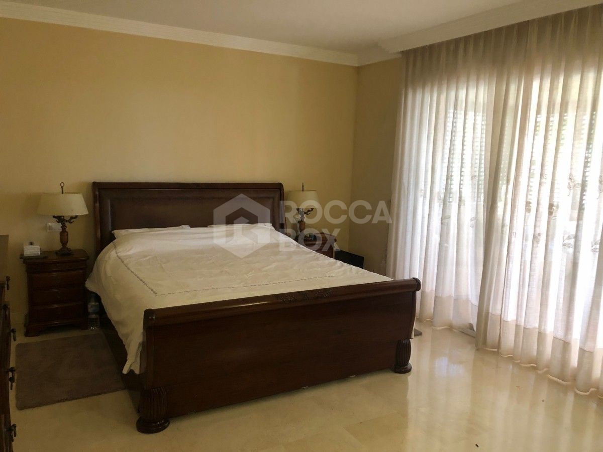 Magnificent,spacious three bedroom apartment for sale in Albatross Hills,Nueva Andalucia.