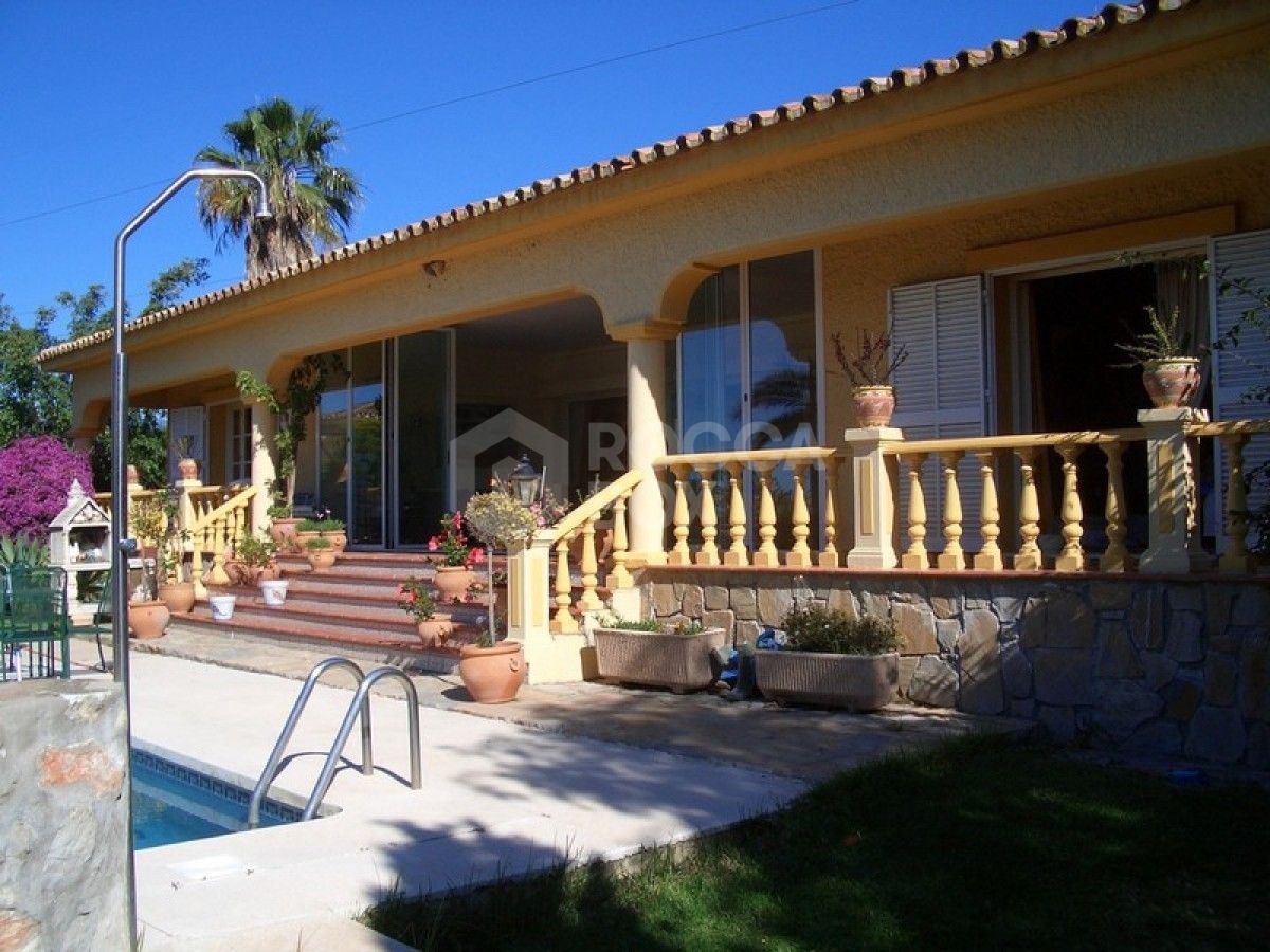 Lovely four bedroom villa in El Paraiso for sale ideal for investment like reform.