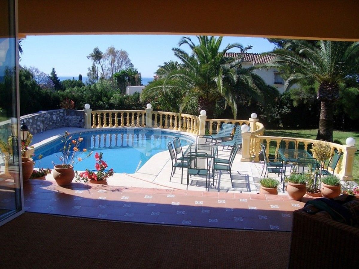 Lovely four bedroom villa in El Paraiso for sale ideal for investment like reform.