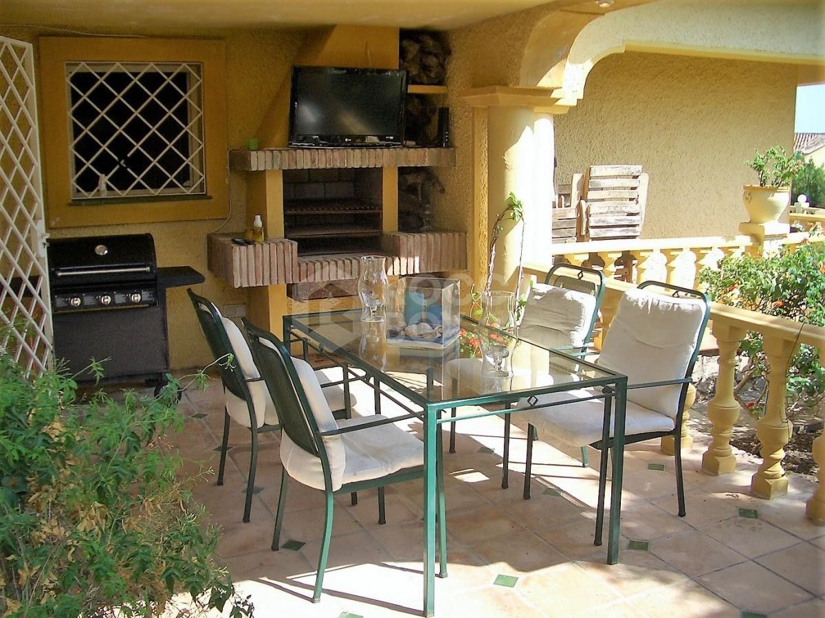 Lovely four bedroom villa in El Paraiso for sale ideal for investment like reform.