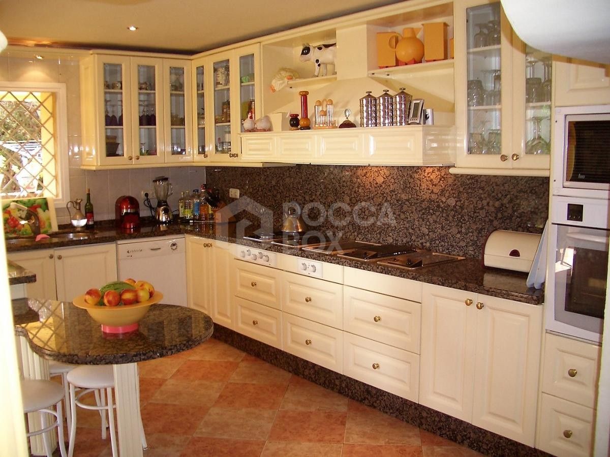 Lovely four bedroom villa in El Paraiso for sale ideal for investment like reform.