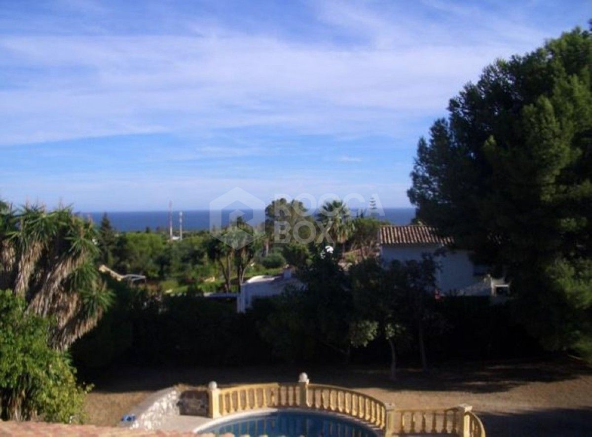 Lovely four bedroom villa in El Paraiso for sale ideal for investment like reform.