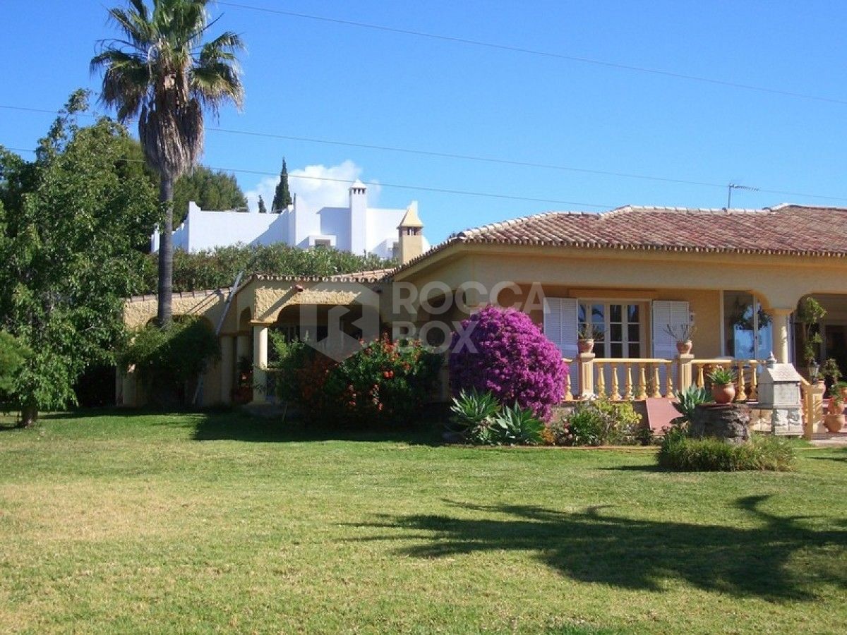 Lovely four bedroom villa in El Paraiso for sale ideal for investment like reform.