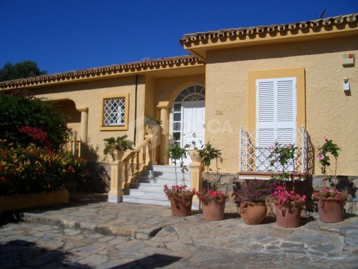 Lovely four bedroom villa in El Paraiso for sale ideal for investment like reform.