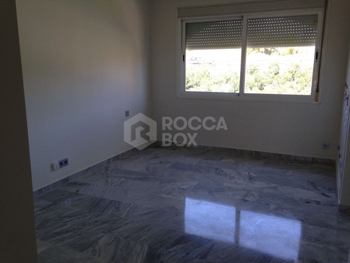 Large Apartment in Alhambra del Golf for sale