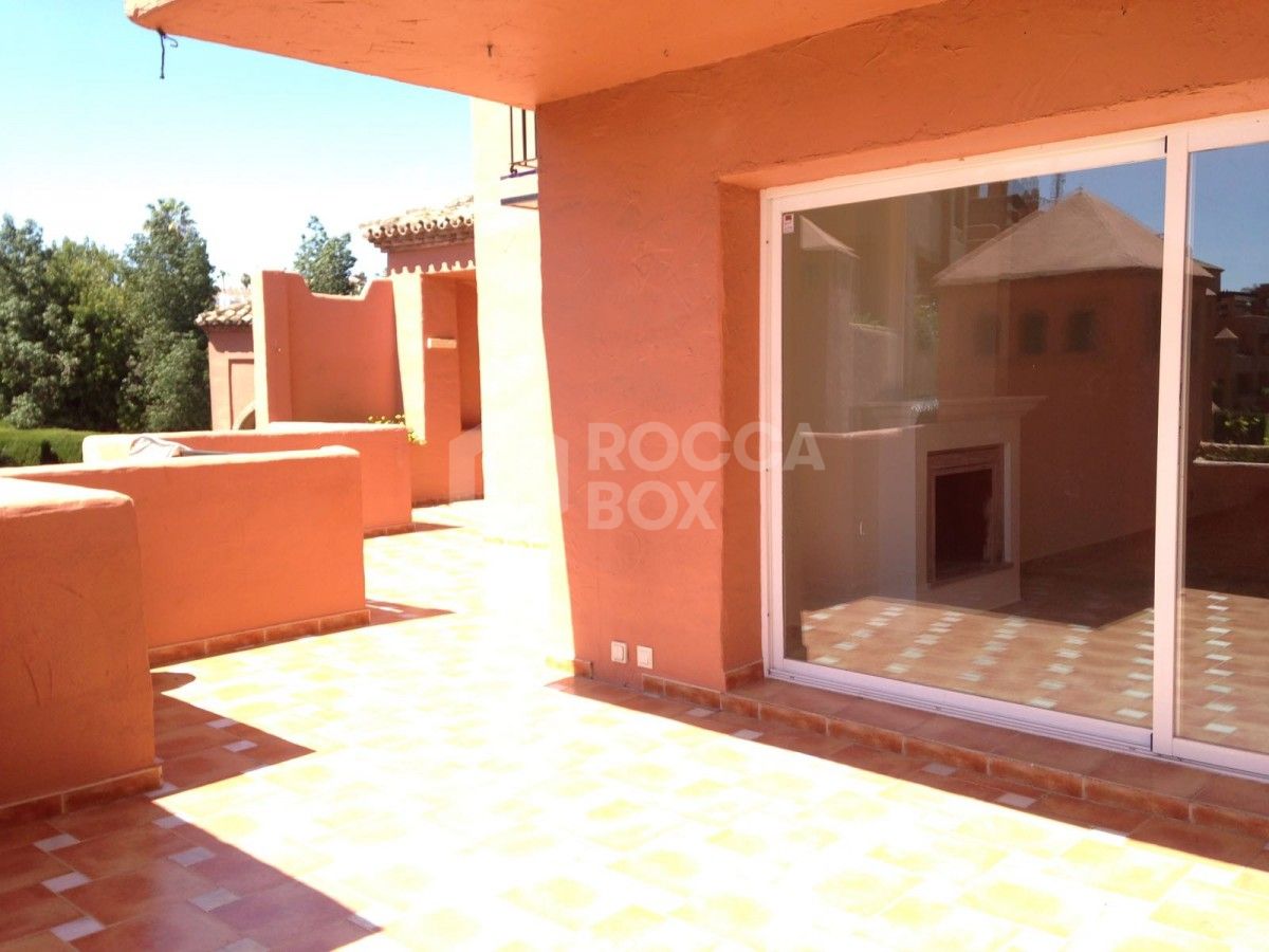 Large Apartment in Alhambra del Golf for sale