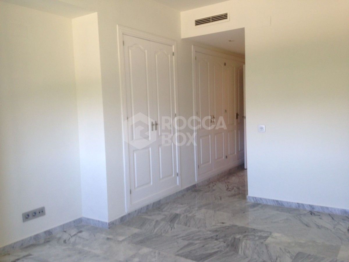 Large Apartment in Alhambra del Golf for sale