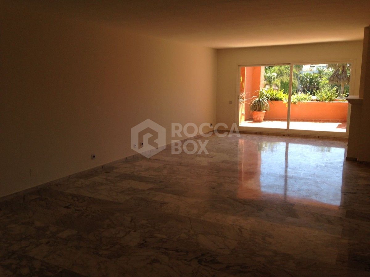 Large Apartment in Alhambra del Golf for sale