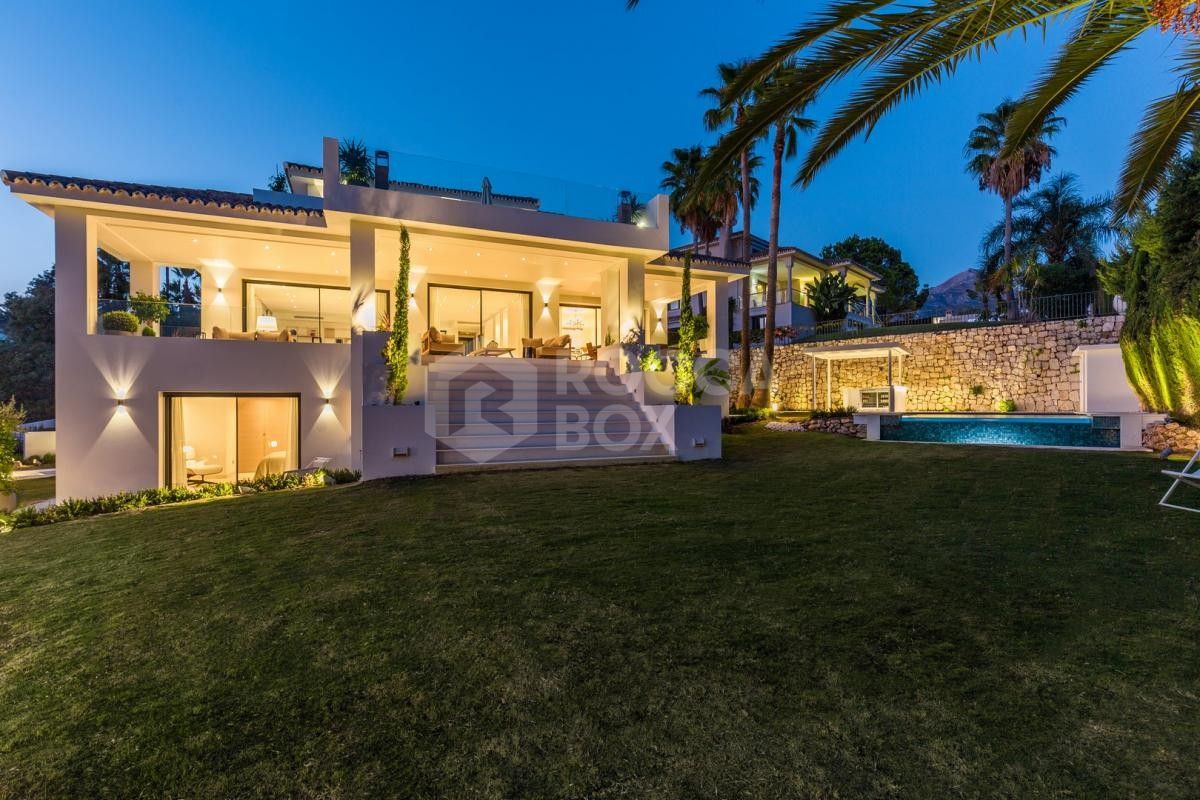 Contemporary five bedroom Villa for sale in Nueva Andalucia