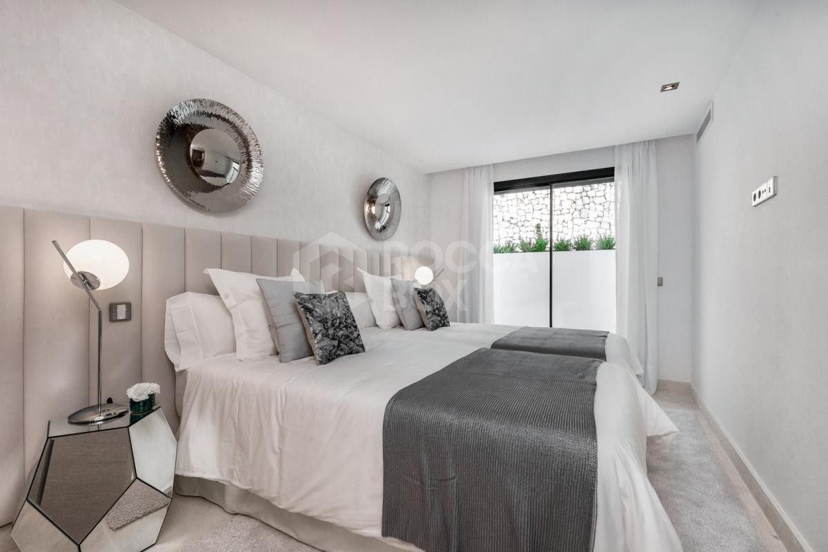Contemporary five bedroom Villa for sale in Nueva Andalucia