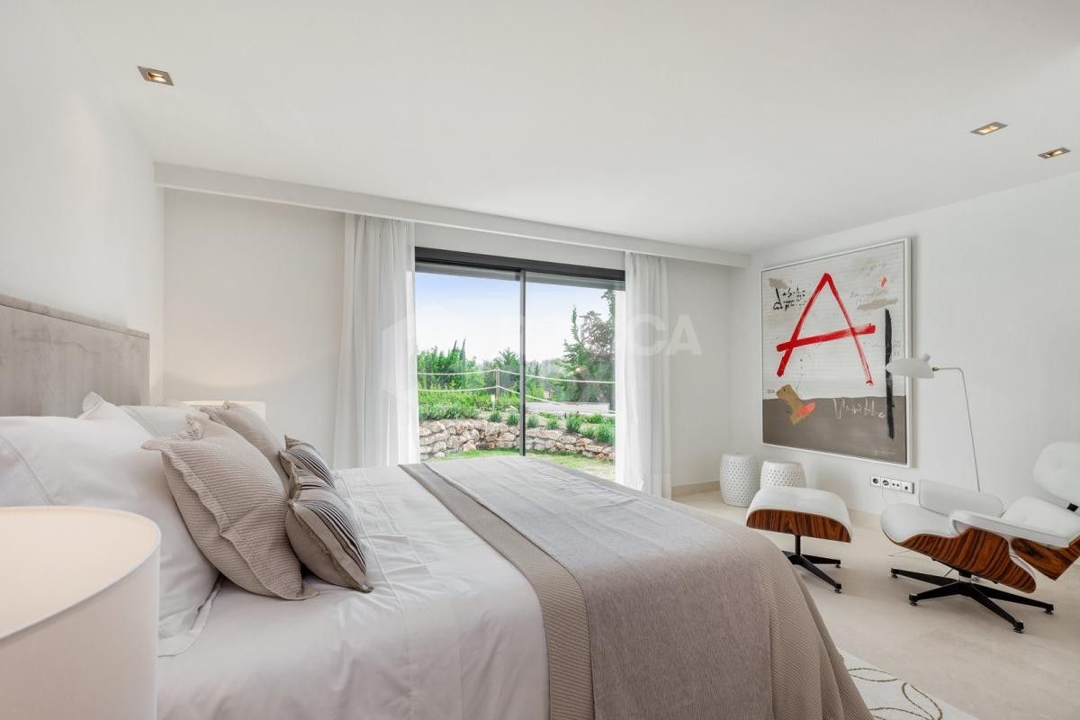 Contemporary five bedroom Villa for sale in Nueva Andalucia