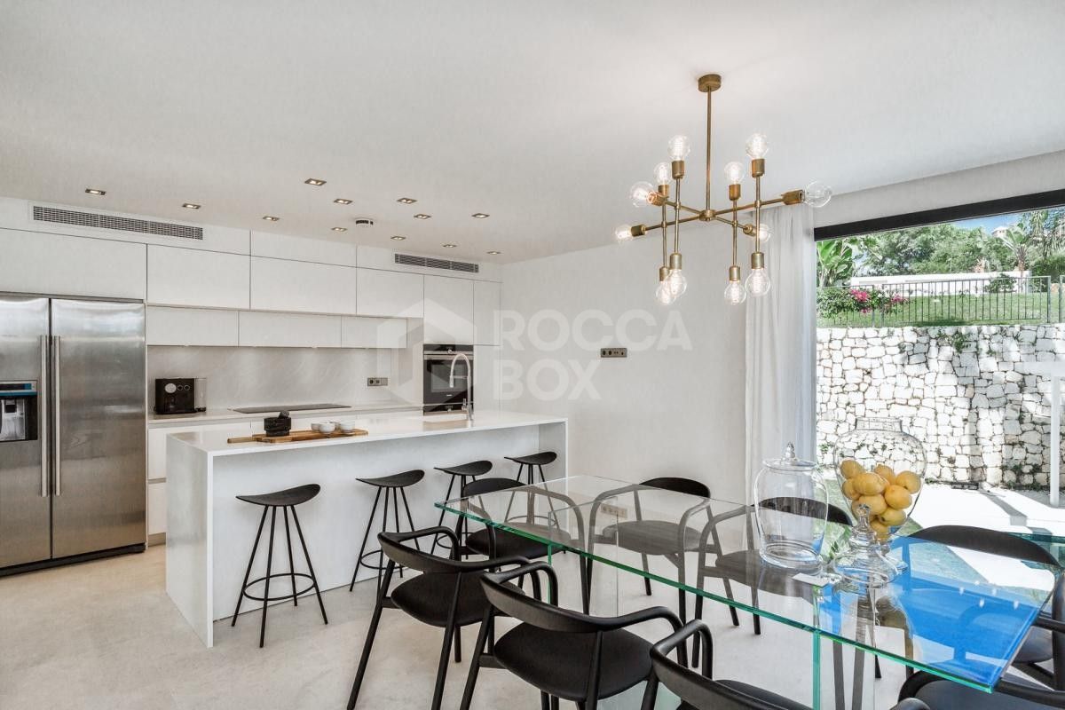Contemporary five bedroom Villa for sale in Nueva Andalucia