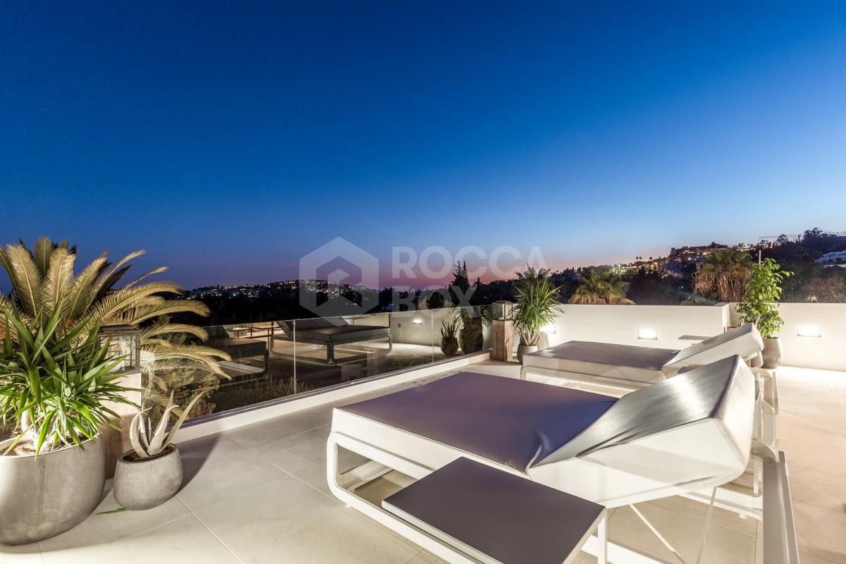 Contemporary five bedroom Villa for sale in Nueva Andalucia