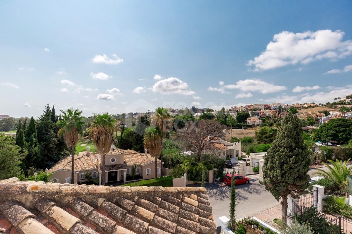 Contemporary five bedroom Villa for sale in Nueva Andalucia
