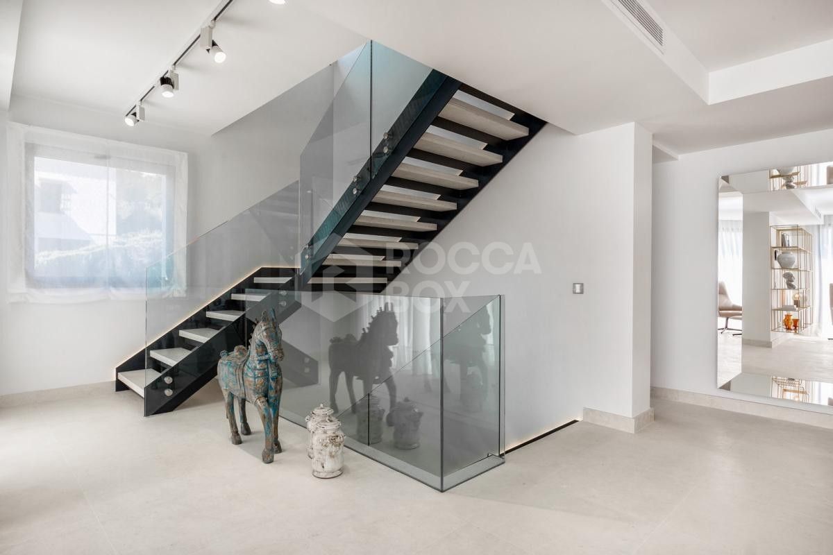 Contemporary five bedroom Villa for sale in Nueva Andalucia