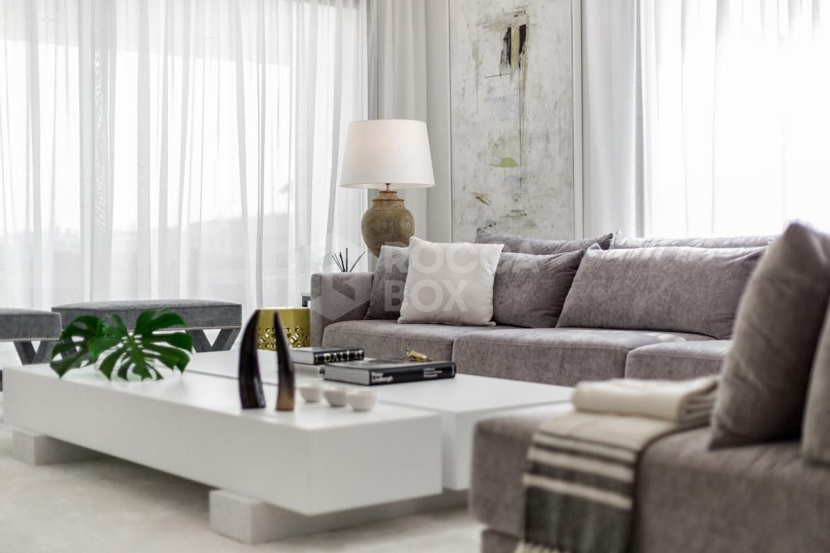 Contemporary five bedroom Villa for sale in Nueva Andalucia