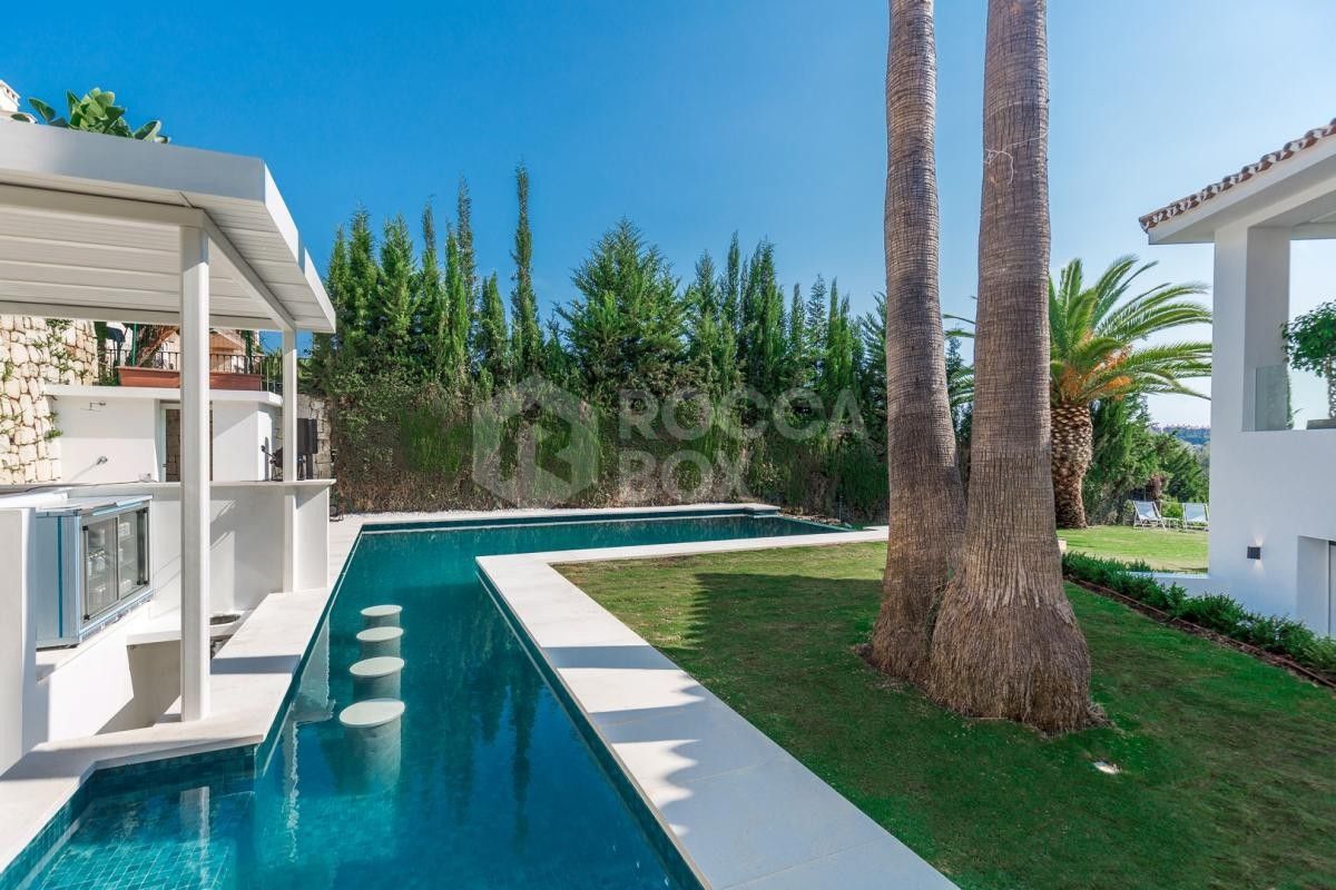 Contemporary five bedroom Villa for sale in Nueva Andalucia