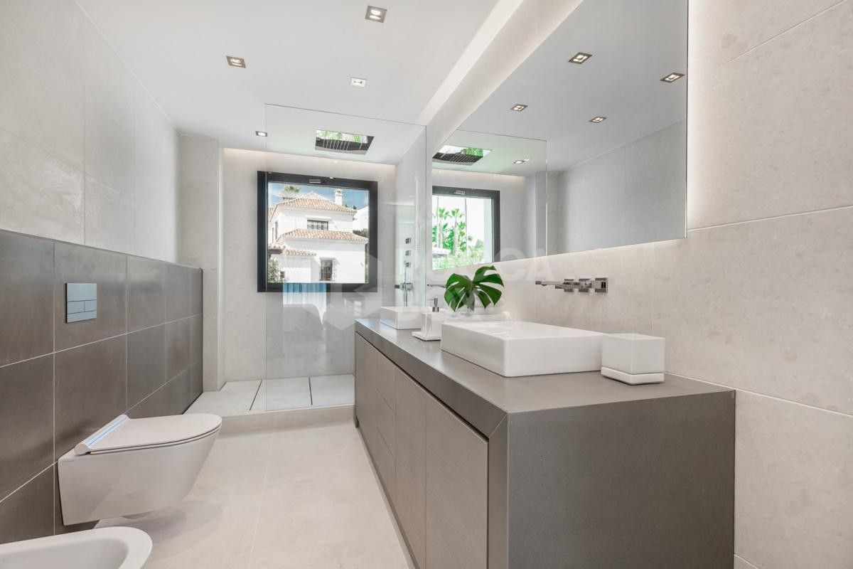 Contemporary five bedroom Villa for sale in Nueva Andalucia