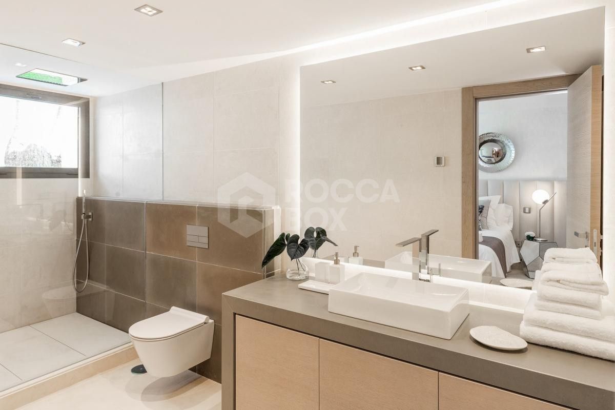 Contemporary five bedroom Villa for sale in Nueva Andalucia