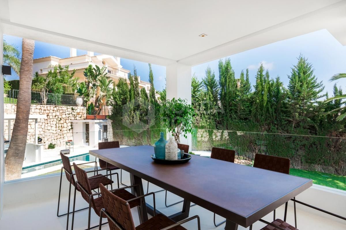 Contemporary five bedroom Villa for sale in Nueva Andalucia