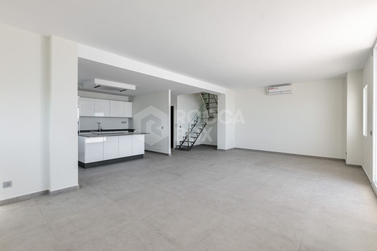 Exquisite Renovated Duplex Penthouse with Breathtaking Views in Estepona