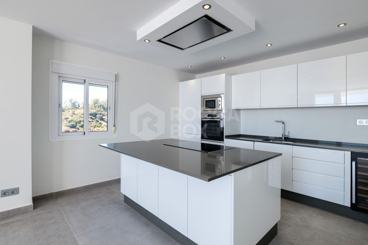 Exquisite Renovated Duplex Penthouse with Breathtaking Views in Estepona