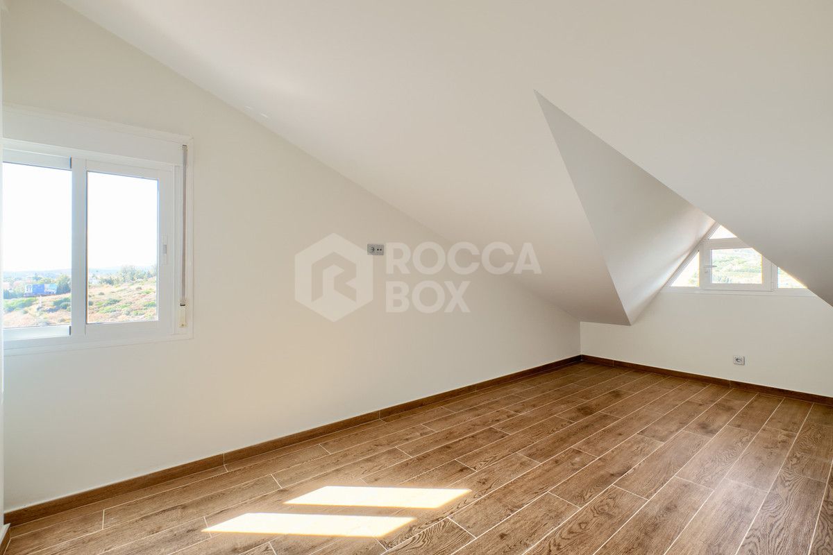 Exquisite Renovated Duplex Penthouse with Breathtaking Views in Estepona