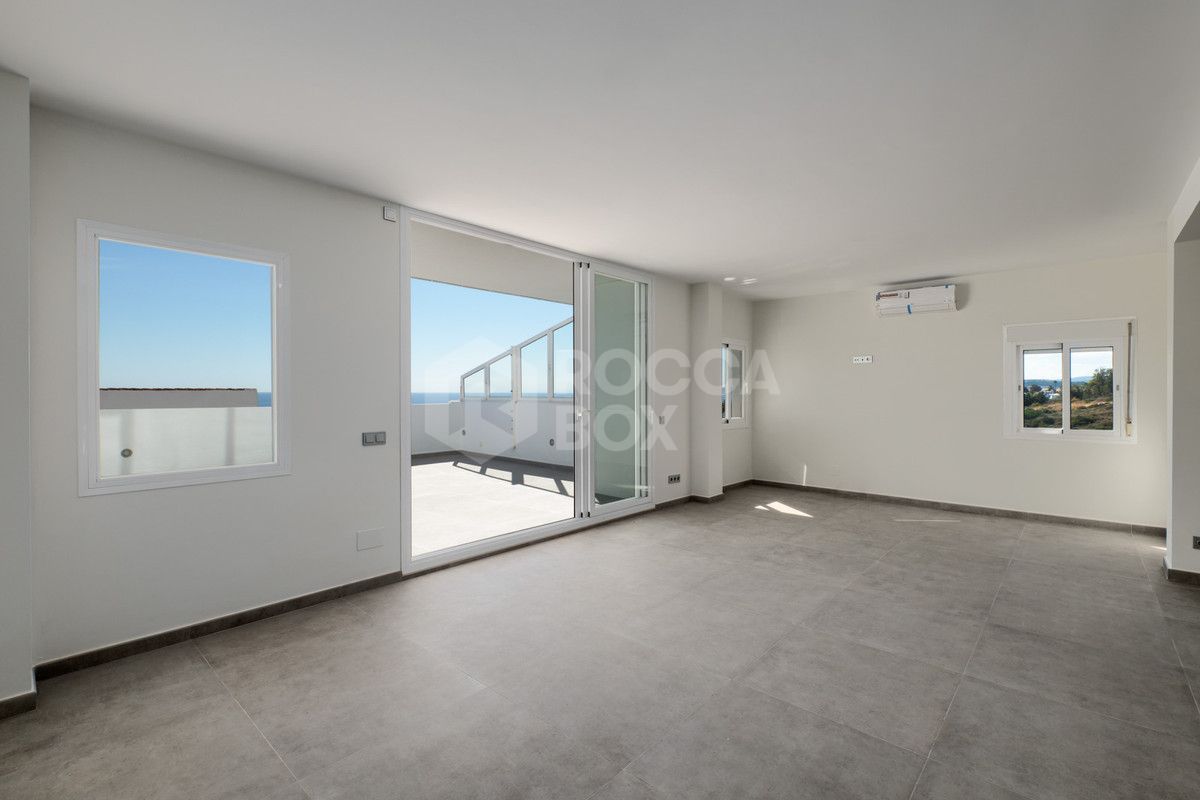 Exquisite Renovated Duplex Penthouse with Breathtaking Views in Estepona