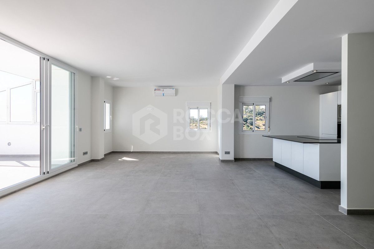 Exquisite Renovated Duplex Penthouse with Breathtaking Views in Estepona