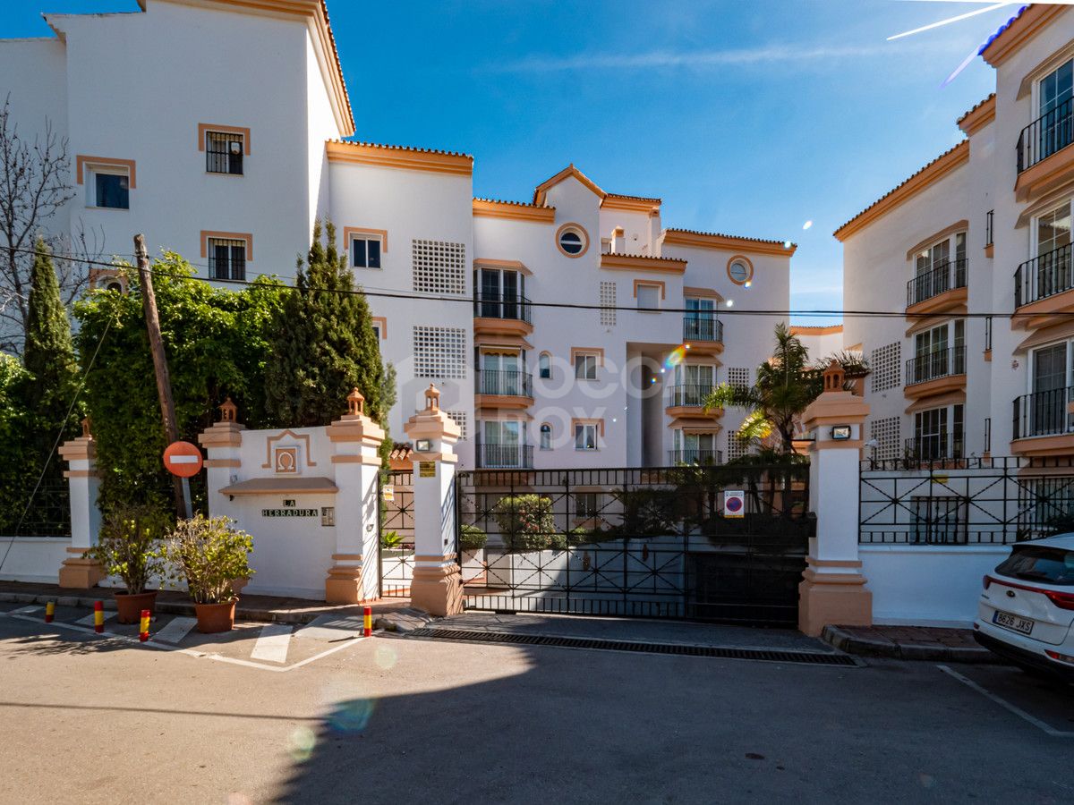 Exquisite Beachfront Apartment in La Herradura with Spectacular Views