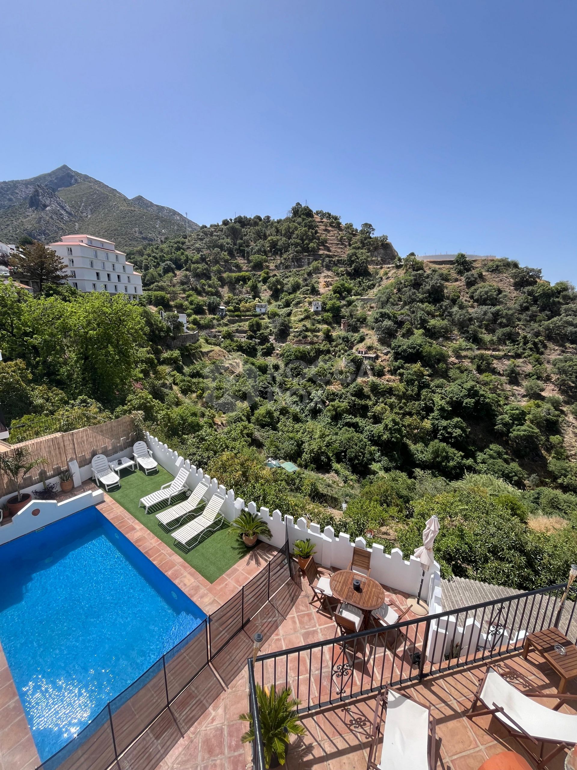 Elegant Six-Bedroom House for Rent in Istan, Malaga