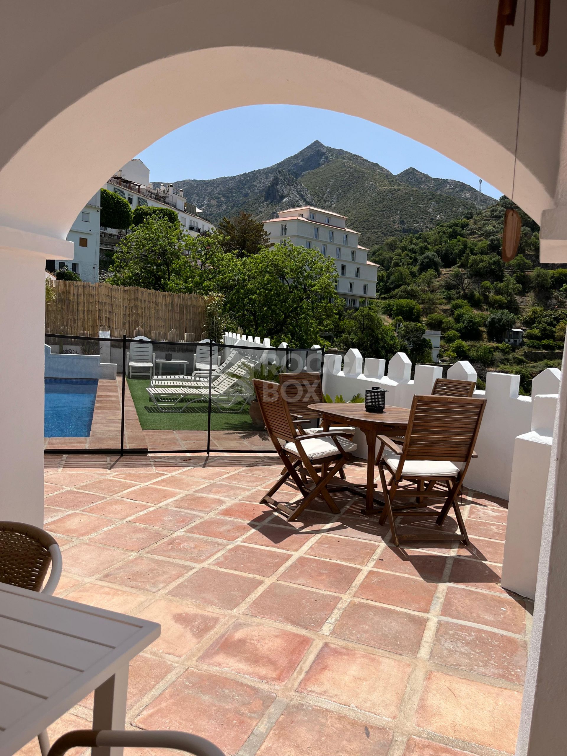 Elegant Six-Bedroom House for Rent in Istan, Malaga