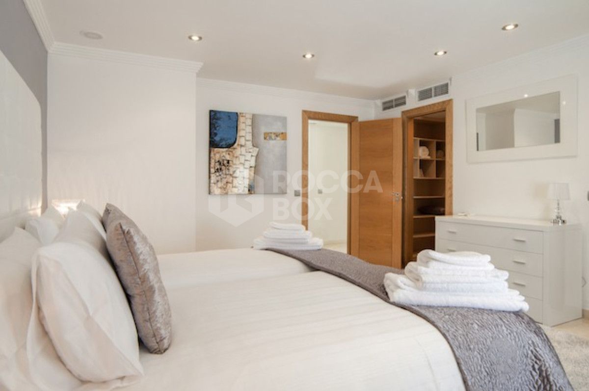 INCREDIBLE EIGH BEDROOM LUXURY VILLA IN EAST MARBELLA