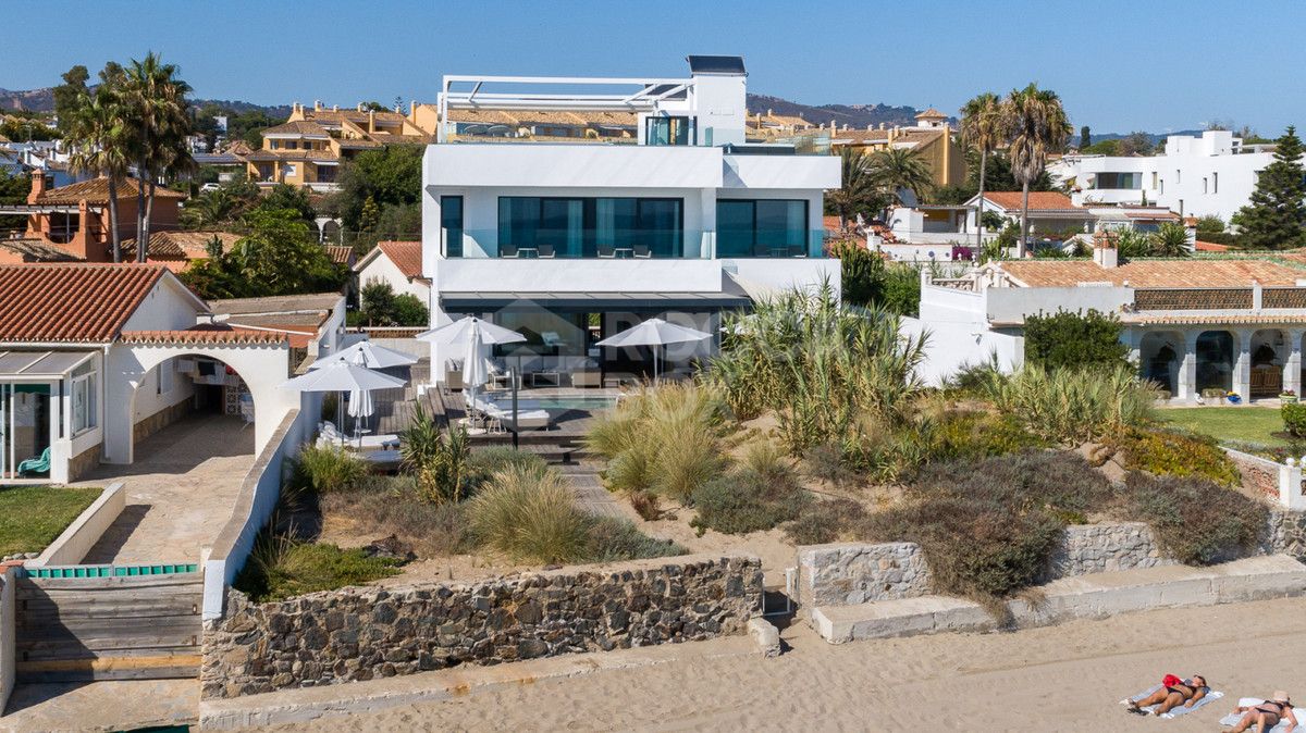 LUXURY FRONT LINE BEACH VILLA IN MARBELLA.