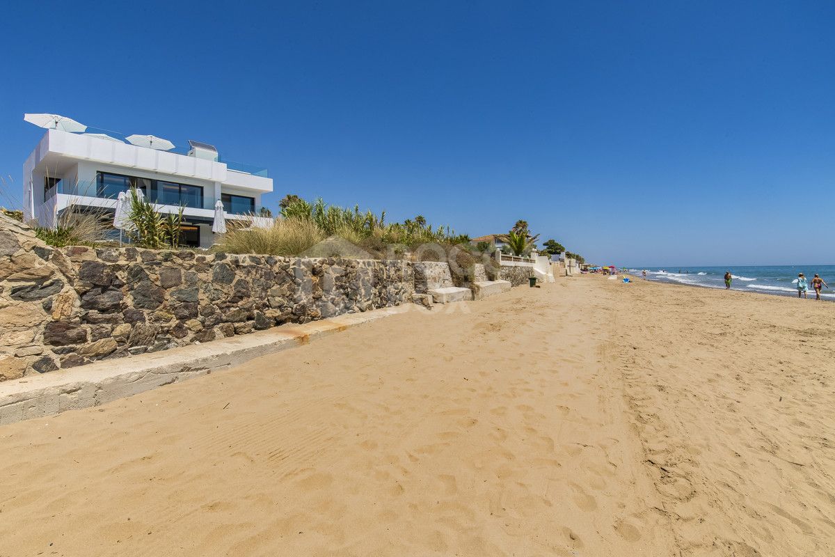 LUXURY FRONT LINE BEACH VILLA IN MARBELLA.