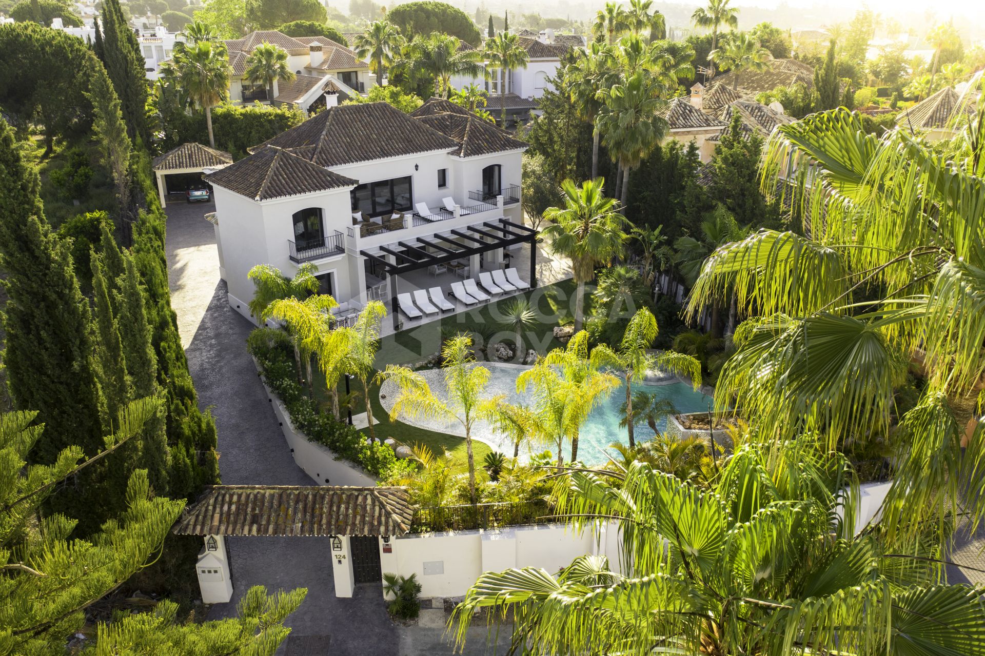 STUNNING 7 BEDROOM VILLA IN THE HEART OF NUEVA ANDALUCIA.