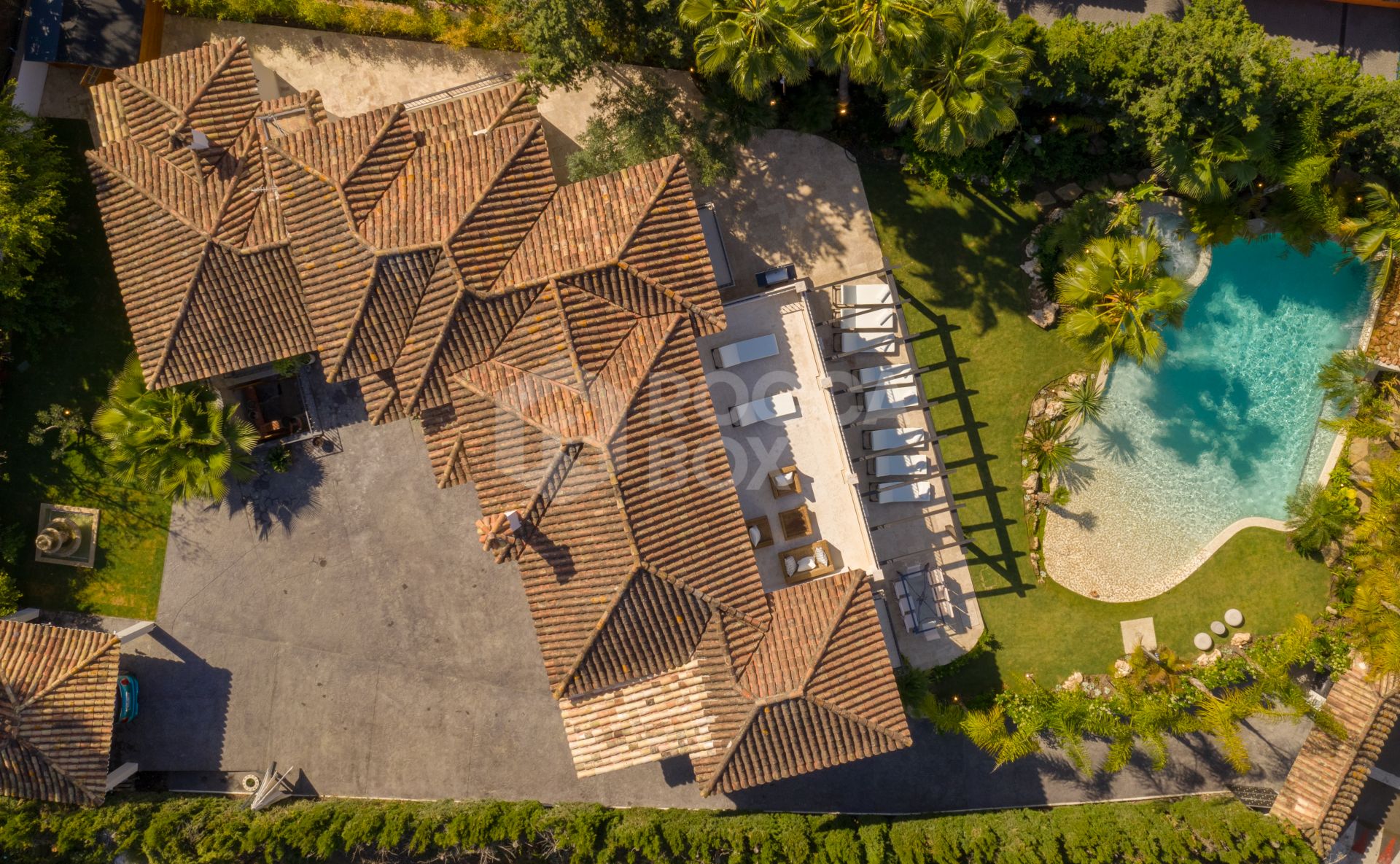 STUNNING 7 BEDROOM VILLA IN THE HEART OF NUEVA ANDALUCIA.