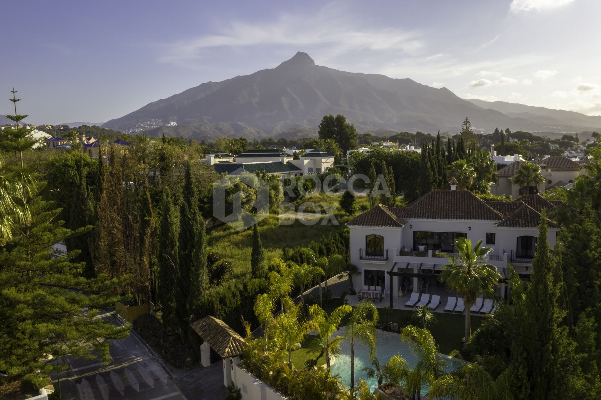 STUNNING 7 BEDROOM VILLA IN THE HEART OF NUEVA ANDALUCIA.