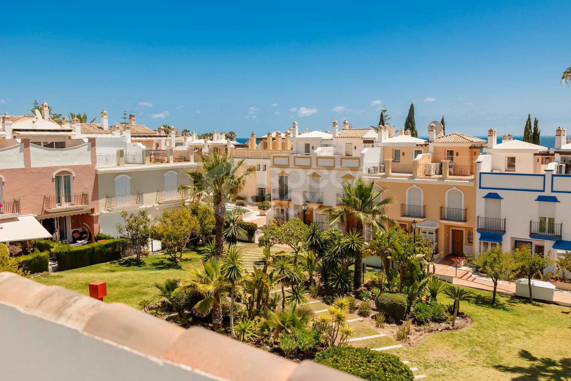 Luxurious frontline beach townhouse in Bahía de Marbella