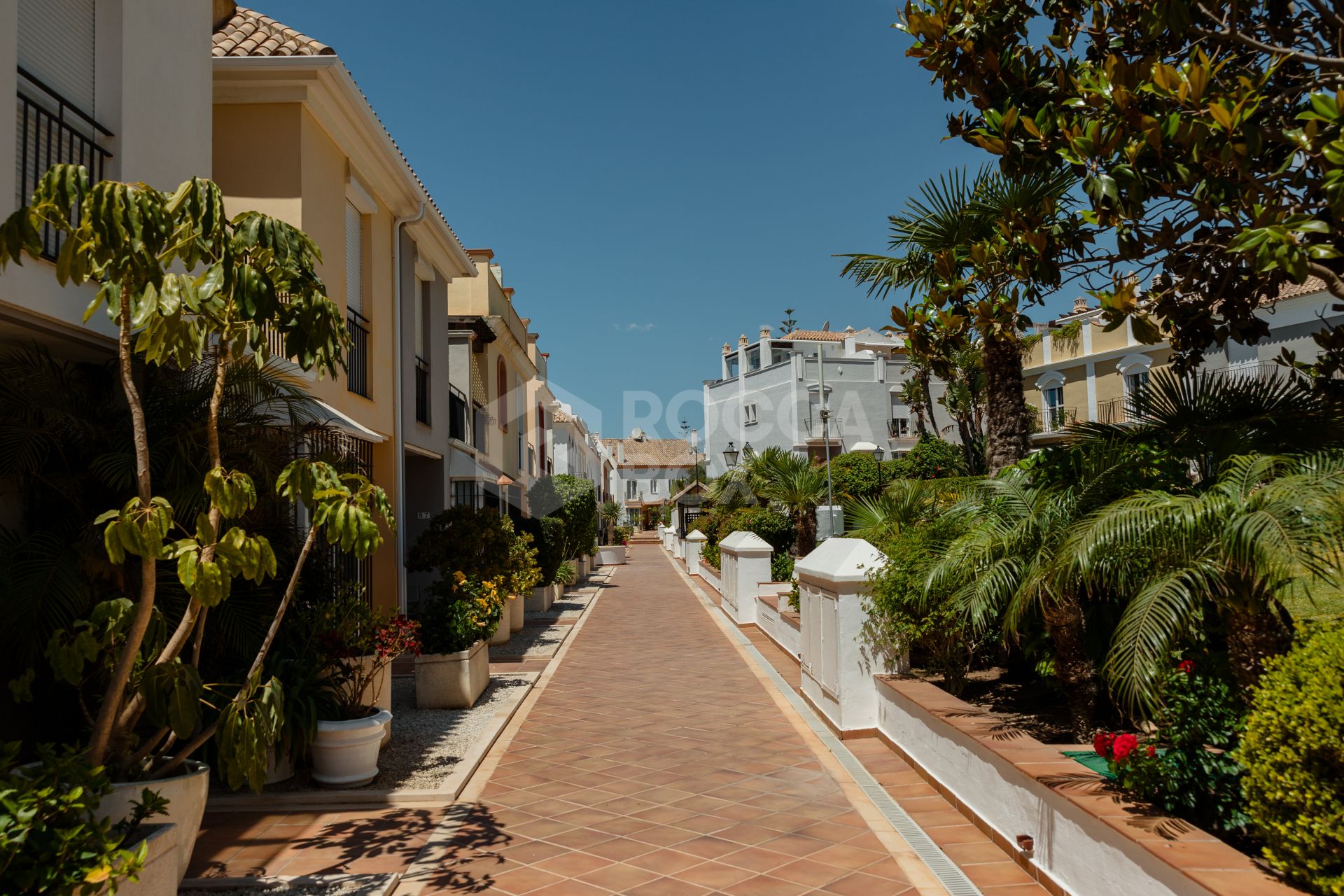 Luxurious frontline beach townhouse in Bahía de Marbella