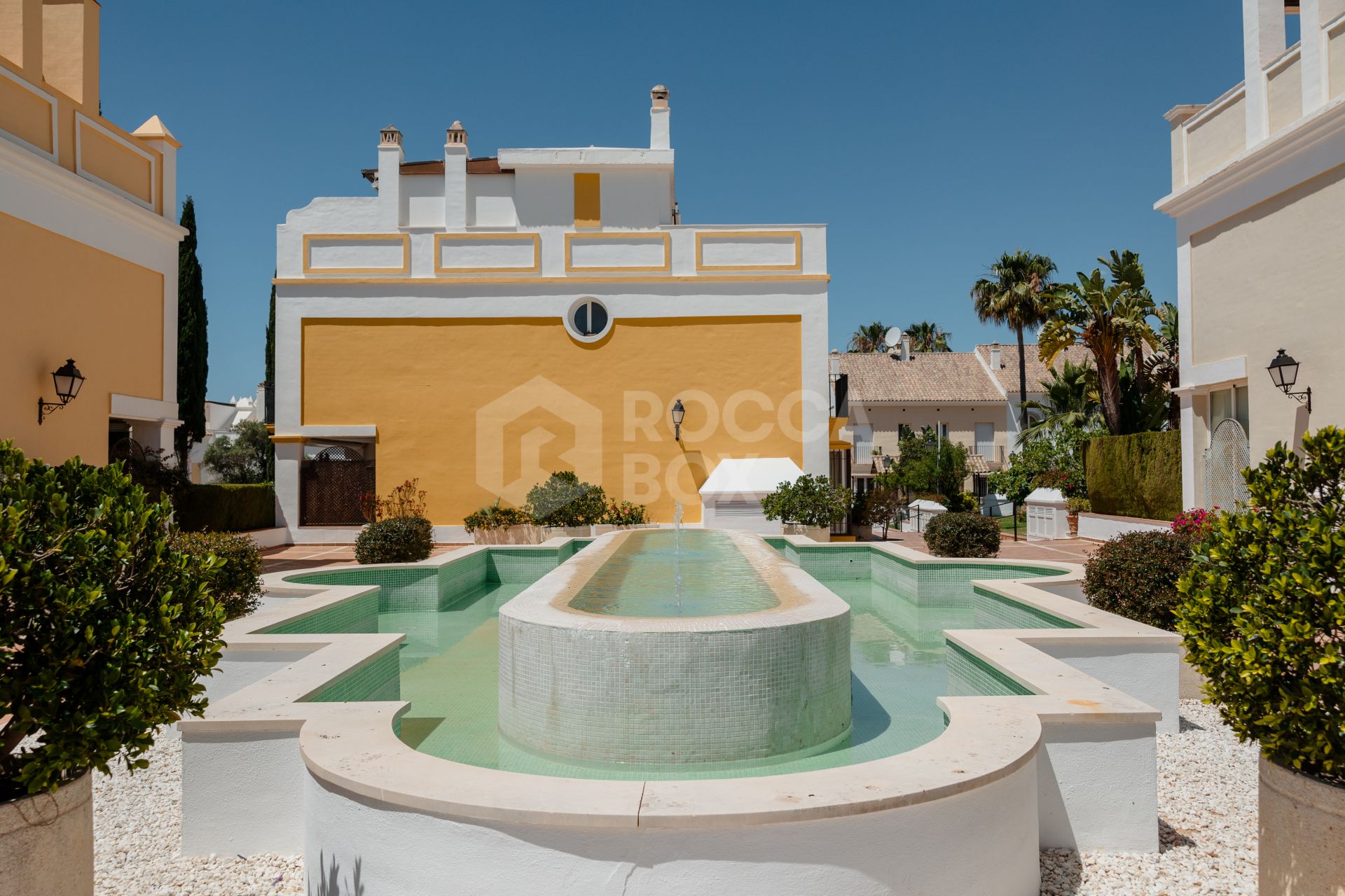 Luxurious frontline beach townhouse in Bahía de Marbella