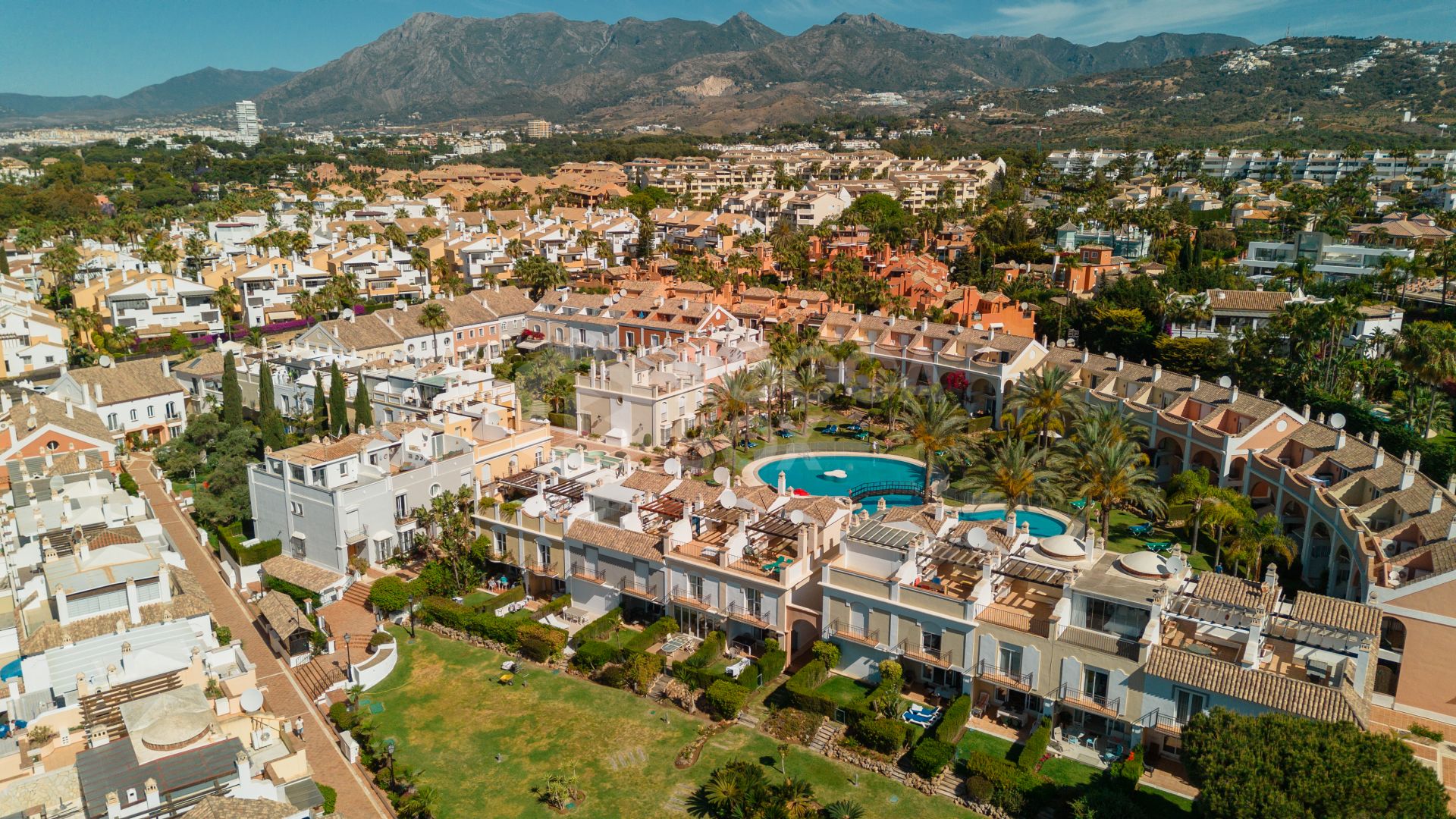 Luxurious frontline beach townhouse in Bahía de Marbella