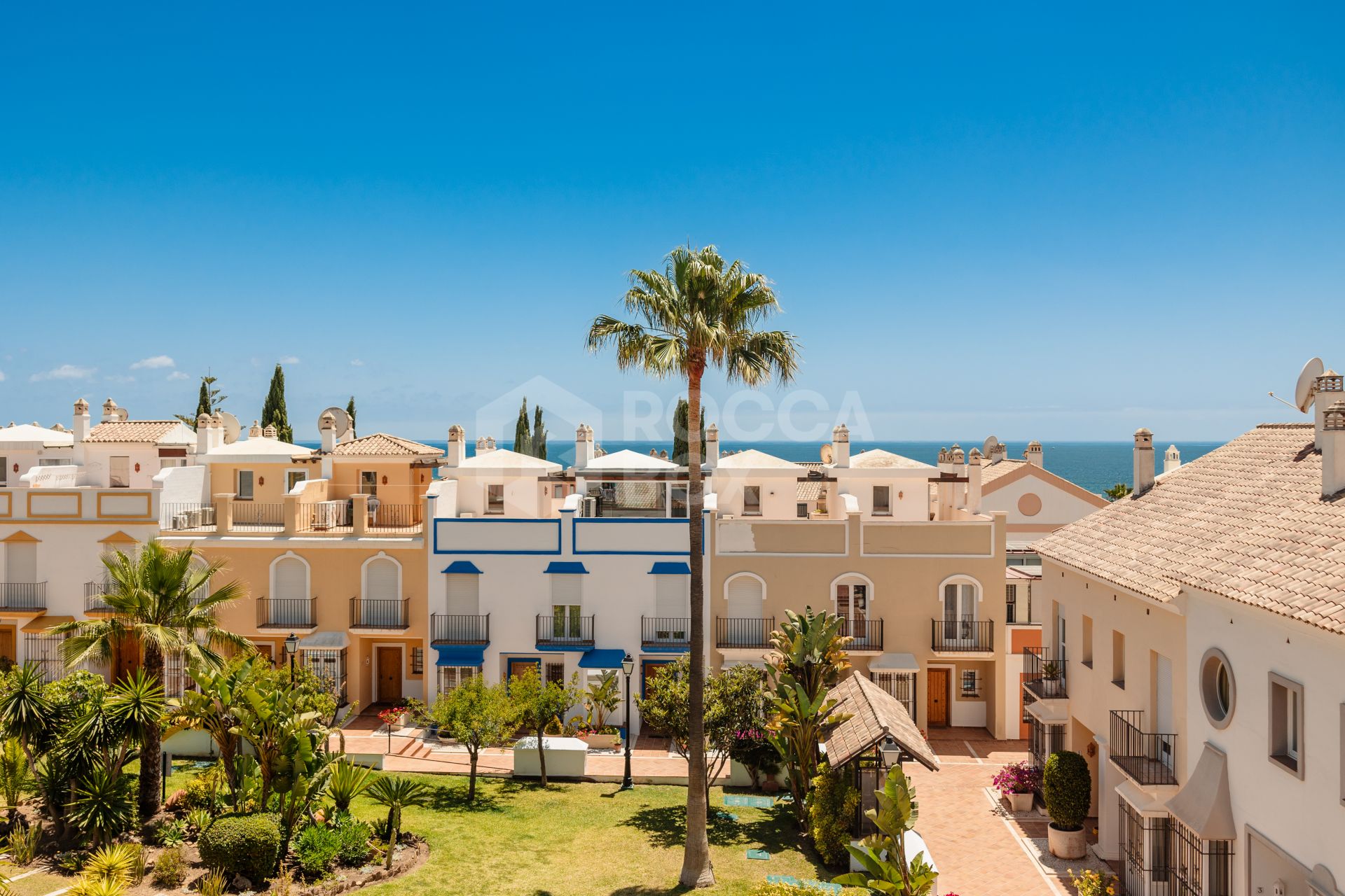 Luxurious frontline beach townhouse in Bahía de Marbella