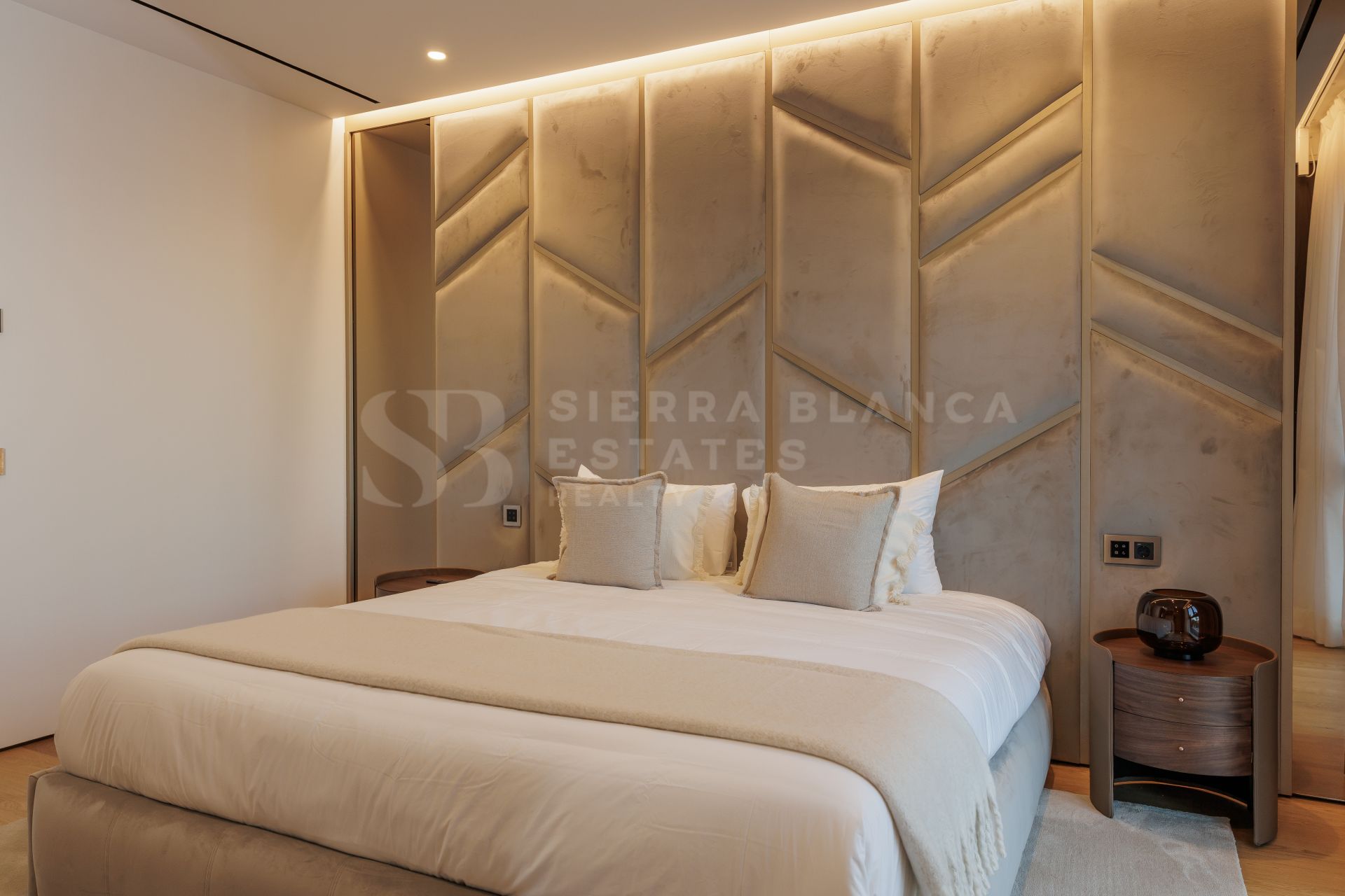 Epic 10 - a completely customised, 6-bedroom gem in the heart of phase 3.