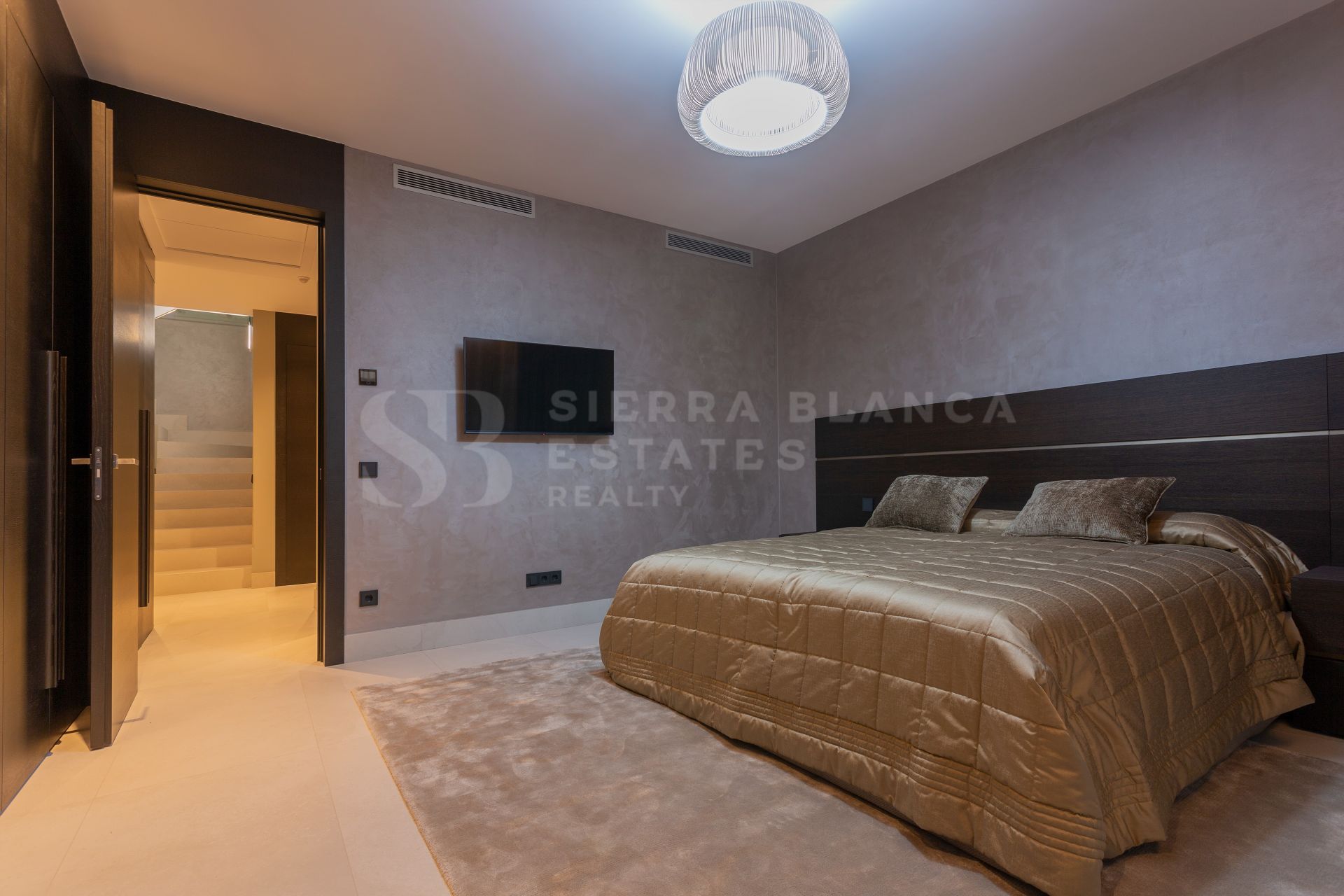 DUPLEX GARDEN RESIDENCE IN THE HEART OF MARBELLA'S GOLDEN MILE.