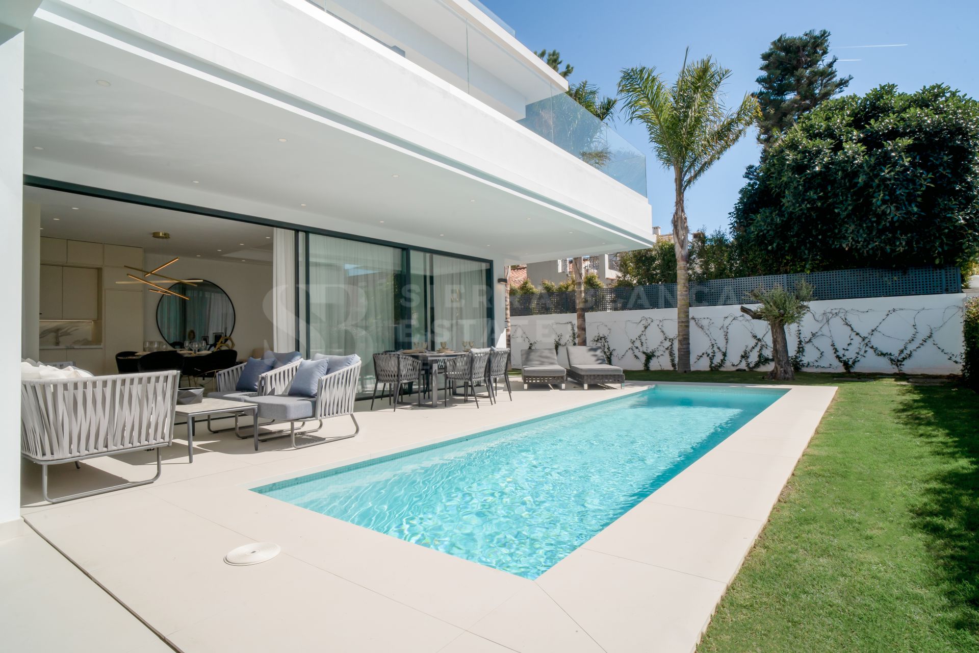 MODERN VILLAS IN THE GOLDEN MILE JUST 100 M FROM THE BEACH