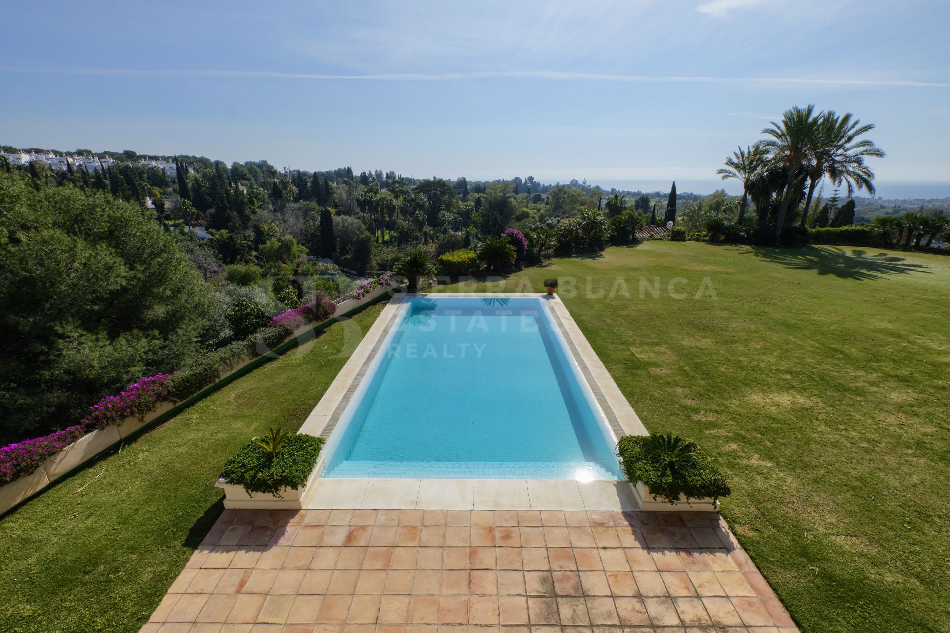 STANING ANDALUCIAN STYLE VILLA IN MARBELLA HILL CLUB