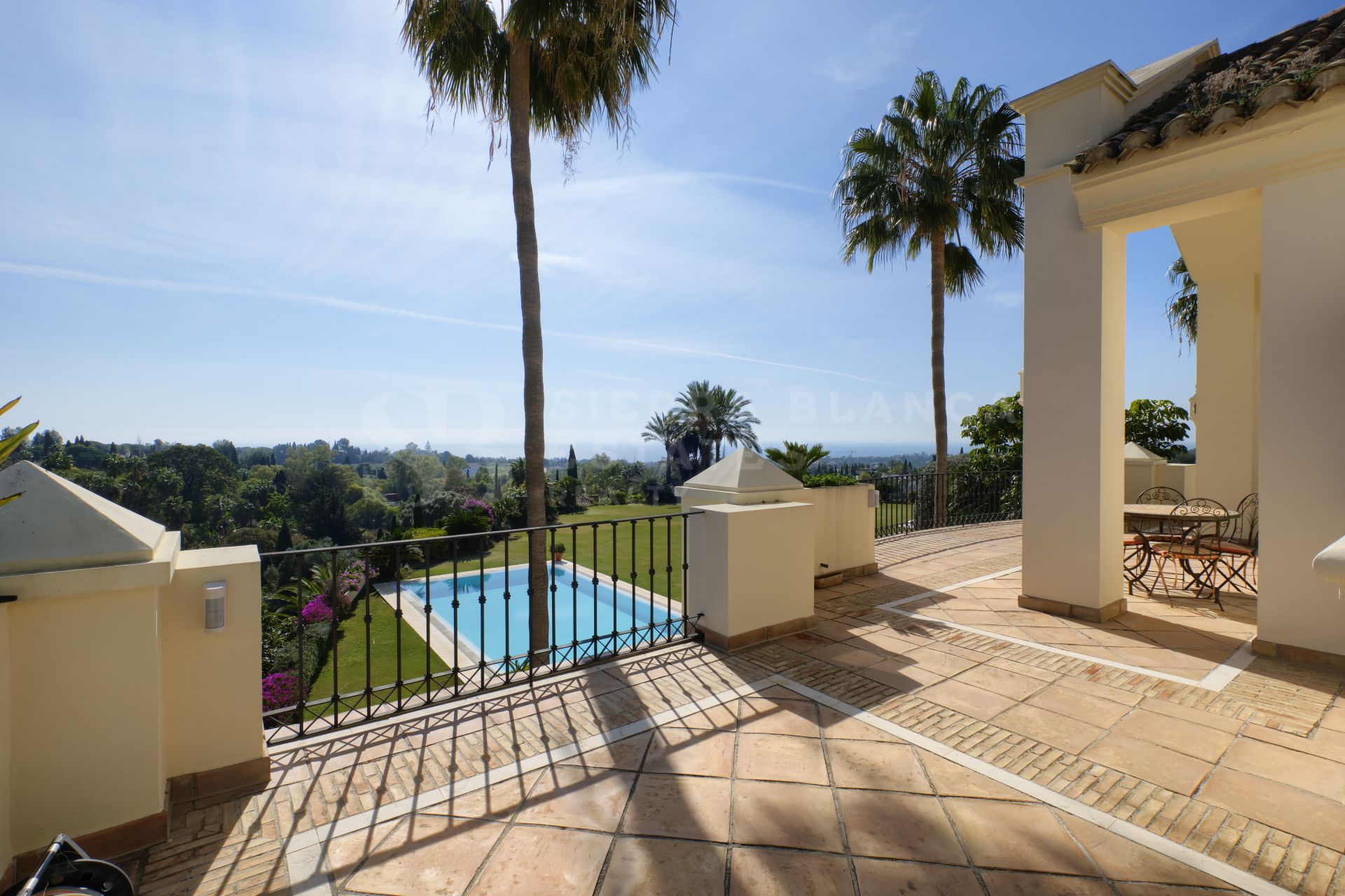 STANING ANDALUCIAN STYLE VILLA IN MARBELLA HILL CLUB