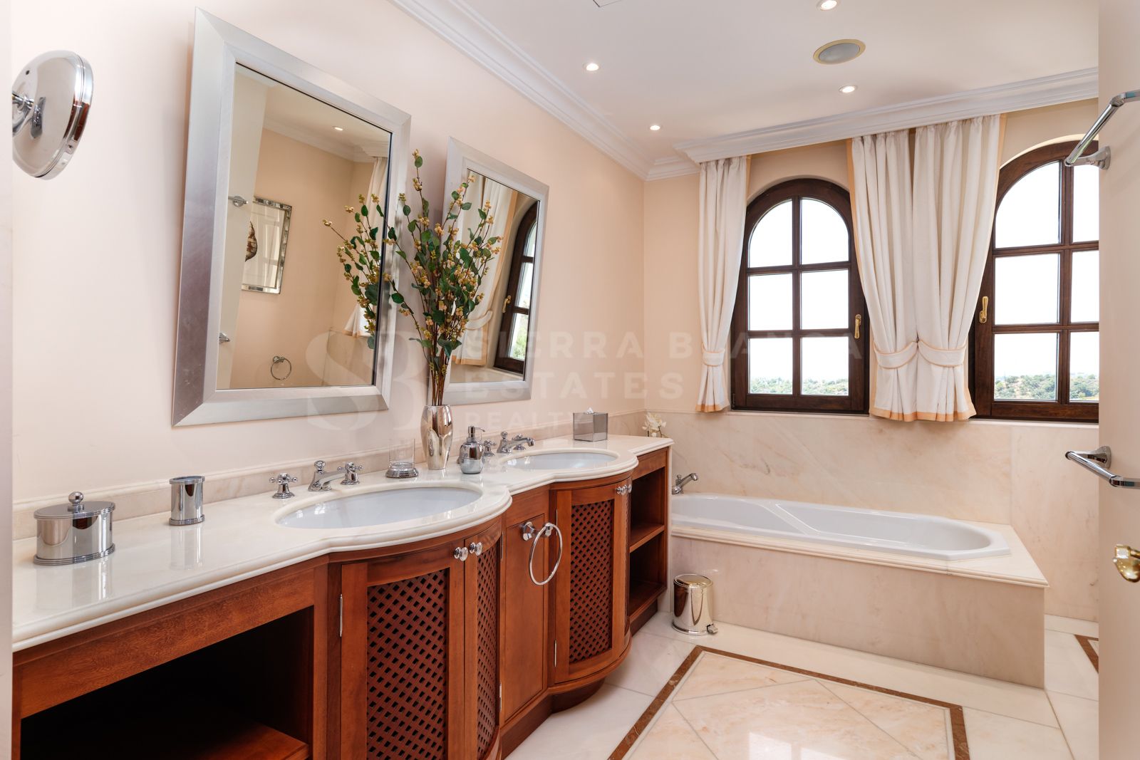 Exquisite Classical Style Villa in Marbella Hill Club