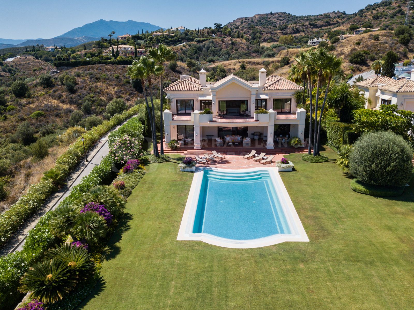 Exquisite Classical Style Villa in Marbella Hill Club